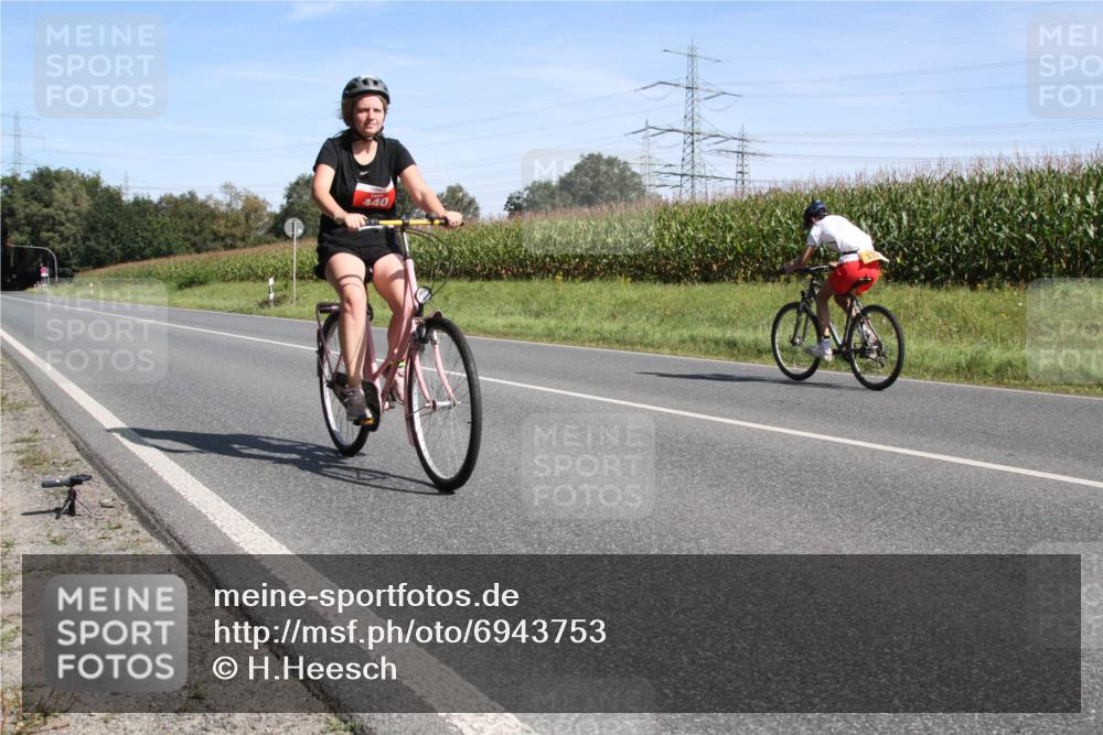 01.09.2024 - 17. Tribühne Triathlon H.Heesch http://msf.ph/oto/6943753 01.09.2024 11:39:27 Radfahren 333, 373, 402, 440 meine-sportfotos.de