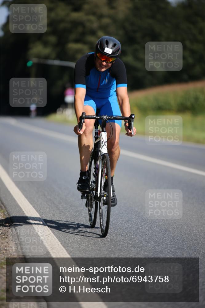 01.09.2024 - 17. Tribühne Triathlon H.Heesch http://msf.ph/oto/6943758 01.09.2024 11:34:09 Radfahren 329, 417 meine-sportfotos.de