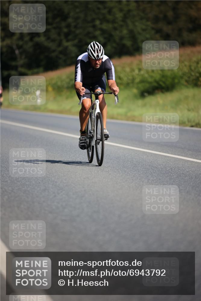 01.09.2024 - 17. Tribühne Triathlon H.Heesch http://msf.ph/oto/6943792 01.09.2024 11:34:40 Radfahren 308, 348, 387, 428, 546 meine-sportfotos.de
