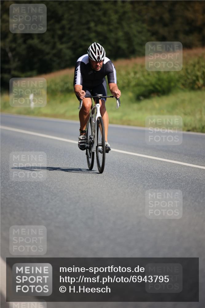 01.09.2024 - 17. Tribühne Triathlon H.Heesch http://msf.ph/oto/6943795 01.09.2024 11:34:40 Radfahren 308, 348, 387, 428, 546 meine-sportfotos.de