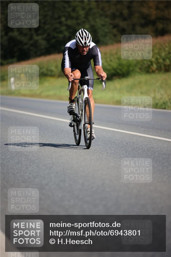 01.09.2024 - 17. Tribühne Triathlon H.Heesch http://msf.ph/oto/6943801 01.09.2024 11:34:40 Radfahren 308, 348, 387, 428, 546 meine-sportfotos.de