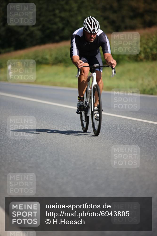 01.09.2024 - 17. Tribühne Triathlon H.Heesch http://msf.ph/oto/6943805 01.09.2024 11:34:40 Radfahren 308, 348, 387, 428, 546 meine-sportfotos.de