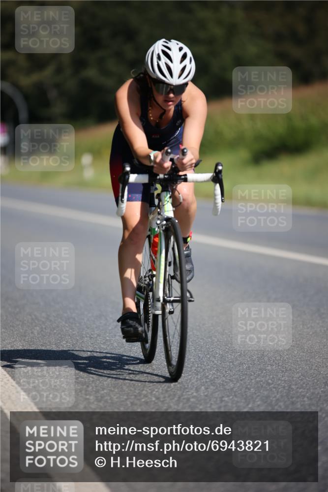01.09.2024 - 17. Tribühne Triathlon H.Heesch http://msf.ph/oto/6943821 01.09.2024 11:34:42 Radfahren 308, 348, 387, 428, 521 meine-sportfotos.de