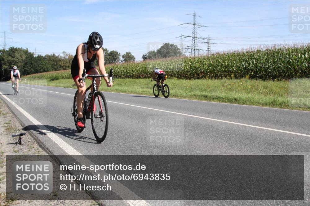 01.09.2024 - 17. Tribühne Triathlon H.Heesch http://msf.ph/oto/6943835 01.09.2024 11:41:01 Radfahren 326, 335, 442, 470, 552 meine-sportfotos.de