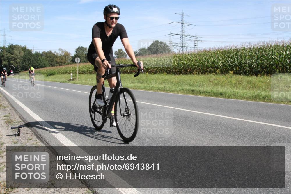 01.09.2024 - 17. Tribühne Triathlon H.Heesch http://msf.ph/oto/6943841 01.09.2024 11:41:11 Radfahren 315, 376, 466, 491, 545 meine-sportfotos.de