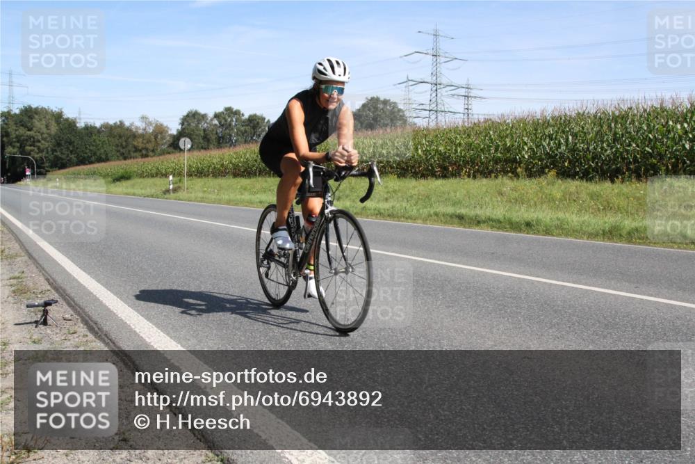 01.09.2024 - 17. Tribühne Triathlon H.Heesch http://msf.ph/oto/6943892 01.09.2024 11:41:58 Radfahren 464 meine-sportfotos.de