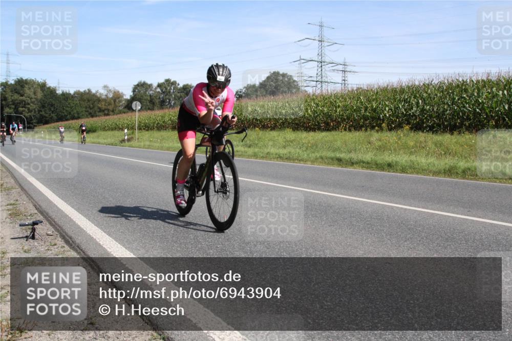 01.09.2024 - 17. Tribühne Triathlon H.Heesch http://msf.ph/oto/6943904 01.09.2024 11:42:24 Radfahren 421, 467, 477, 488, 509 meine-sportfotos.de