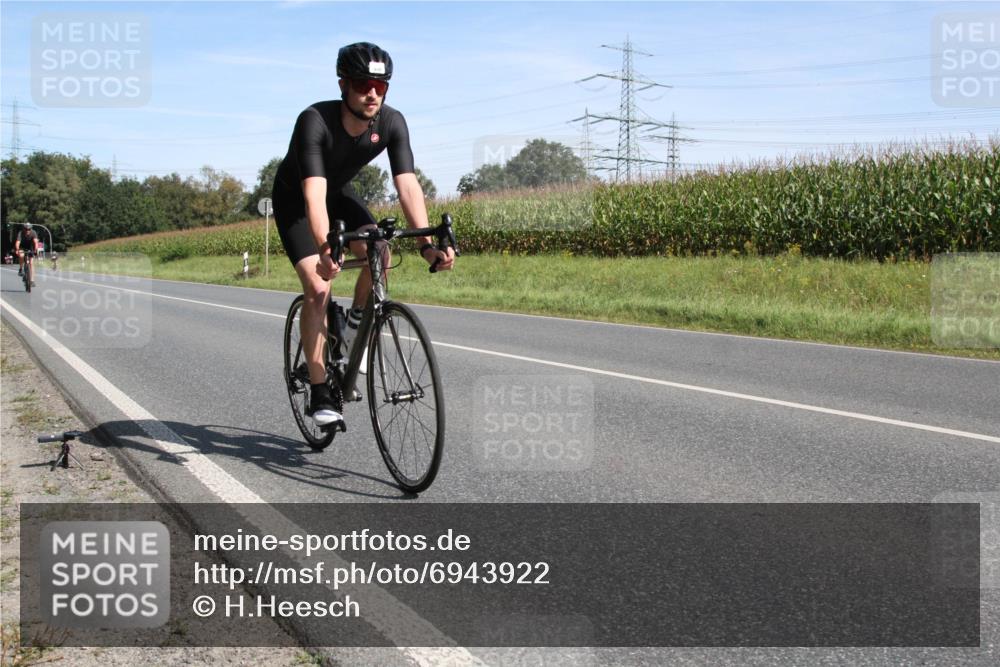 01.09.2024 - 17. Tribühne Triathlon H.Heesch http://msf.ph/oto/6943922 01.09.2024 11:42:41 Radfahren 499, 500, 504, 551 meine-sportfotos.de