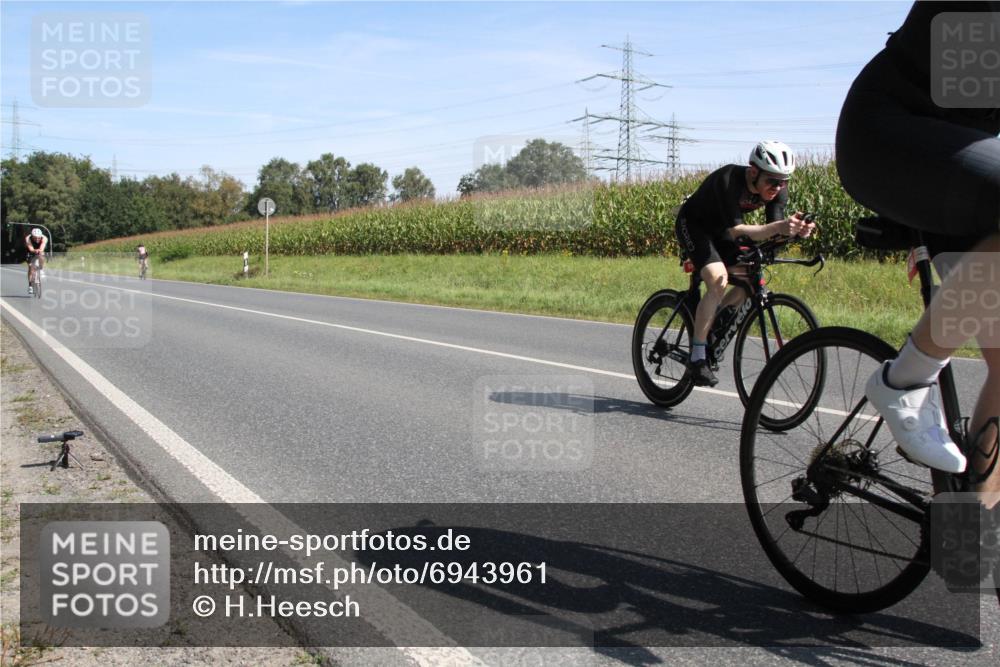 01.09.2024 - 17. Tribühne Triathlon H.Heesch http://msf.ph/oto/6943961 01.09.2024 11:43:26 Radfahren 399, 490, 516, 519, 532 meine-sportfotos.de