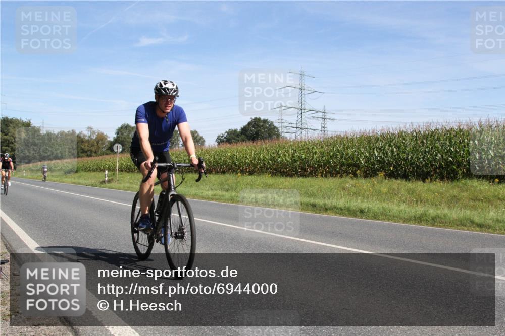 01.09.2024 - 17. Tribühne Triathlon H.Heesch http://msf.ph/oto/6944000 01.09.2024 11:44:31 Radfahren 471, 518, 531 meine-sportfotos.de