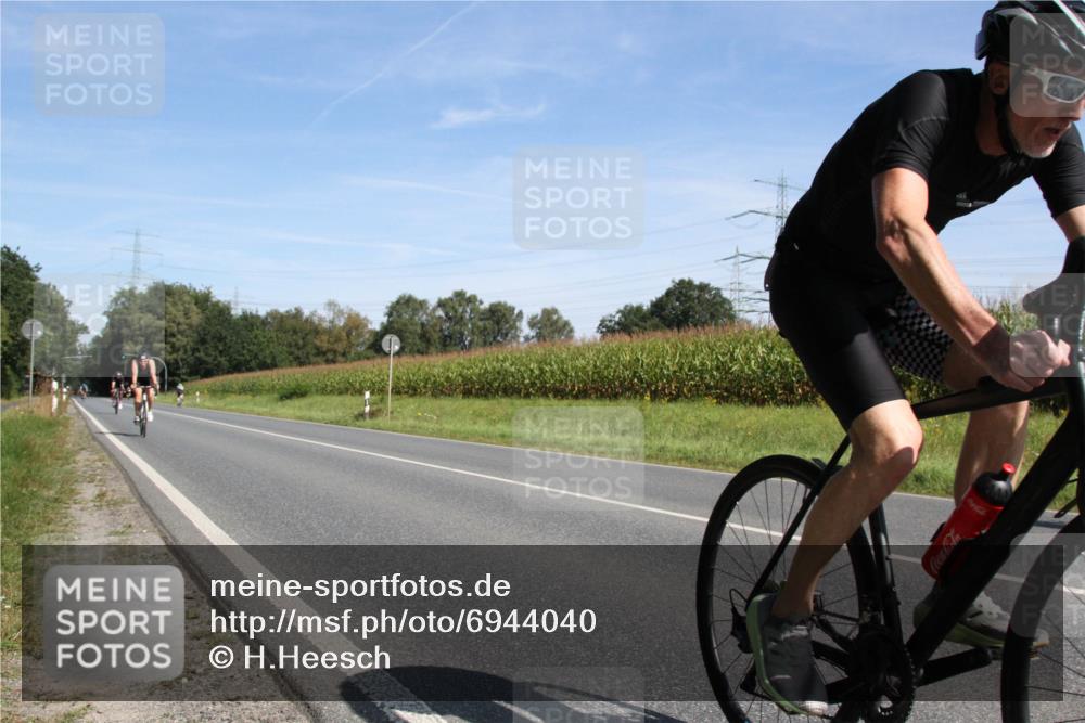 01.09.2024 - 17. Tribühne Triathlon H.Heesch http://msf.ph/oto/6944040 01.09.2024 11:45:21 Radfahren 403, 447, 479, 484, 487, 557, 563 meine-sportfotos.de