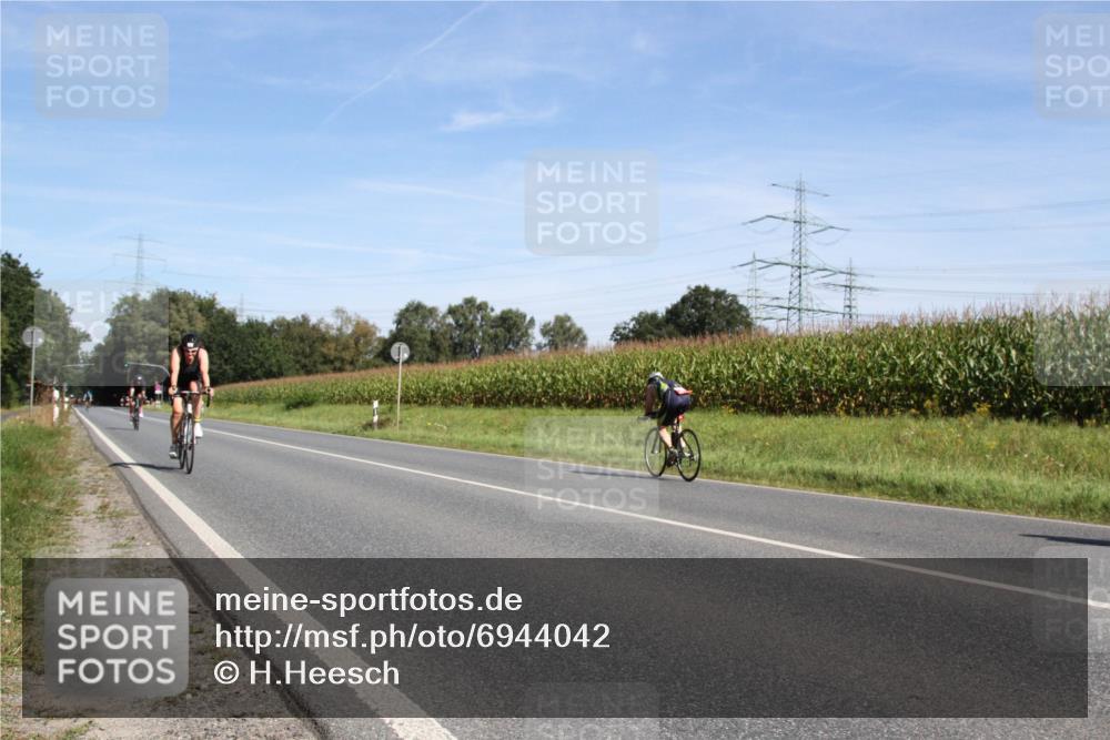 01.09.2024 - 17. Tribühne Triathlon H.Heesch http://msf.ph/oto/6944042 01.09.2024 11:45:22 Radfahren 403, 447, 479, 484, 487, 557, 563 meine-sportfotos.de