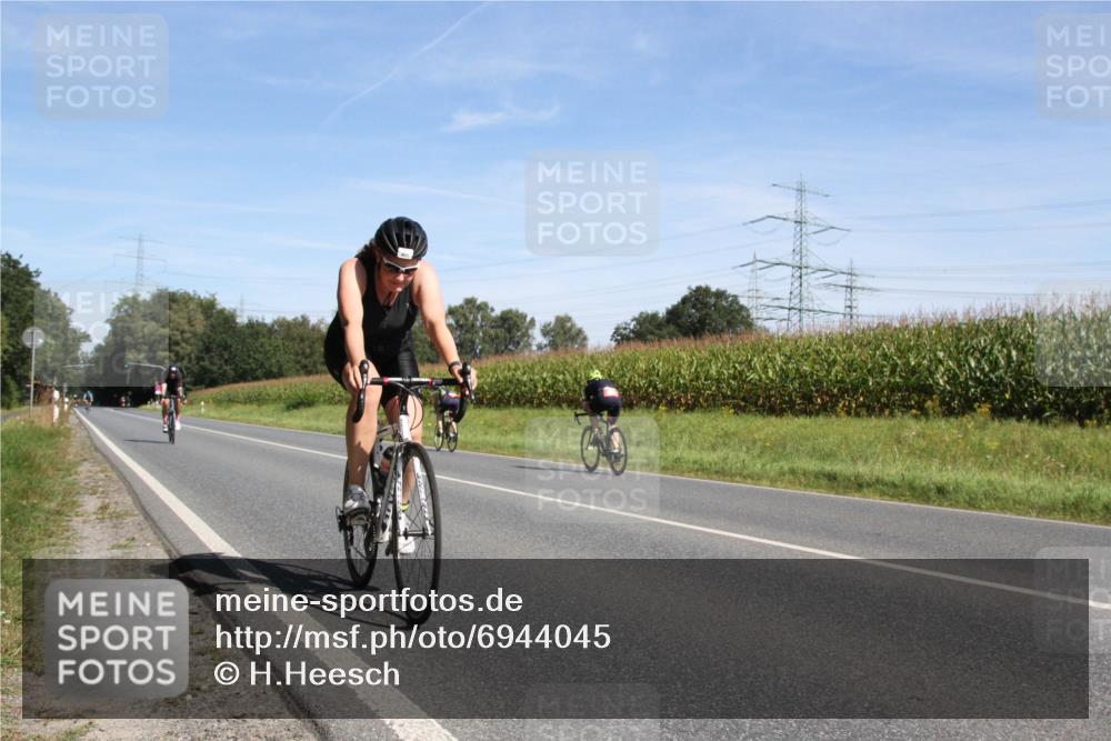 01.09.2024 - 17. Tribühne Triathlon H.Heesch http://msf.ph/oto/6944045 01.09.2024 11:45:23 Radfahren 403, 447, 479, 484, 487, 557, 563 meine-sportfotos.de