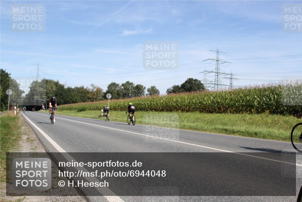 01.09.2024 - 17. Tribühne Triathlon H.Heesch http://msf.ph/oto/6944048 01.09.2024 11:45:24 Radfahren 403, 447, 479, 484, 487, 557, 563 meine-sportfotos.de