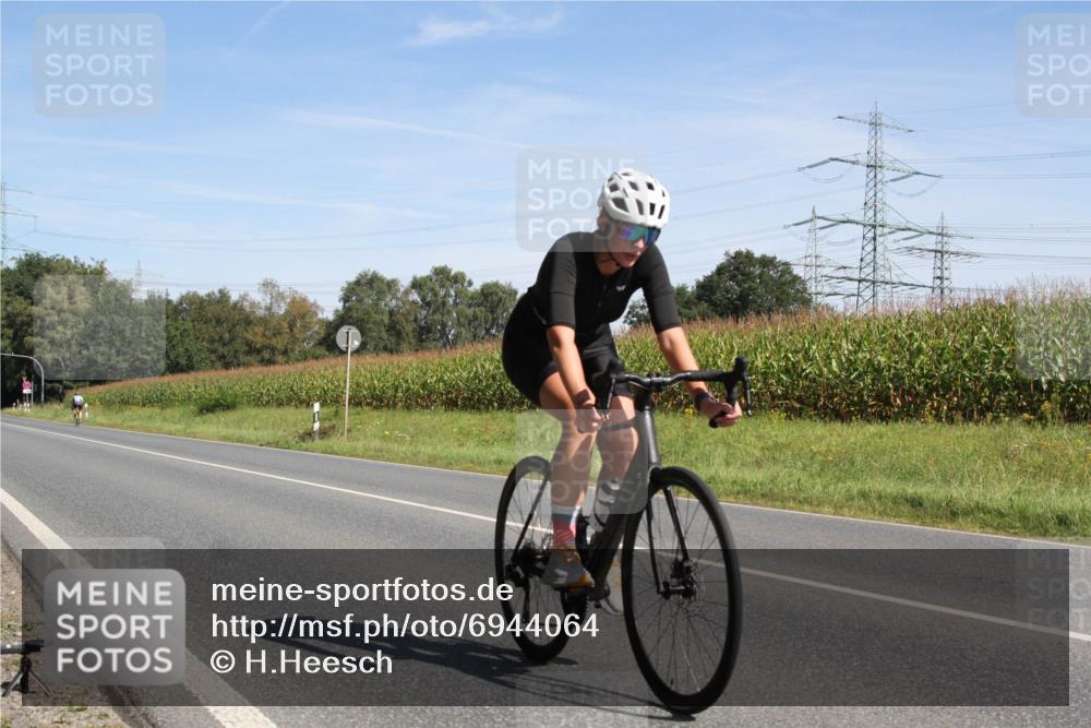 01.09.2024 - 17. Tribühne Triathlon H.Heesch http://msf.ph/oto/6944064 01.09.2024 11:45:44 Radfahren 441, 549 meine-sportfotos.de