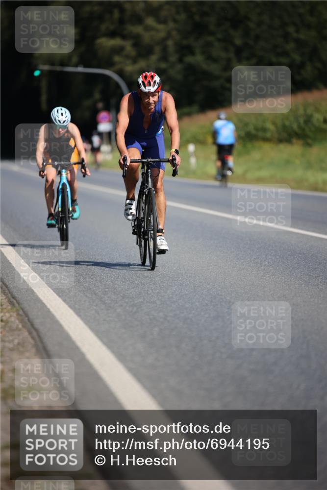 01.09.2024 - 17. Tribühne Triathlon H.Heesch http://msf.ph/oto/6944195 01.09.2024 11:36:39 Radfahren 309, 341, 395, 398, 409, 475 meine-sportfotos.de