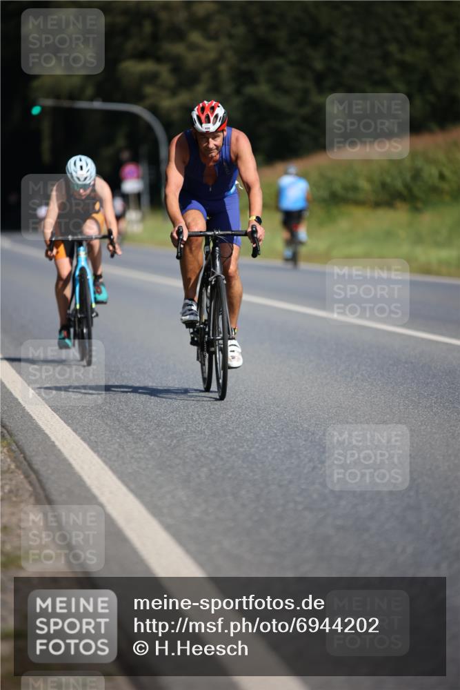 01.09.2024 - 17. Tribühne Triathlon H.Heesch http://msf.ph/oto/6944202 01.09.2024 11:36:39 Radfahren 309, 341, 395, 398, 409, 475 meine-sportfotos.de