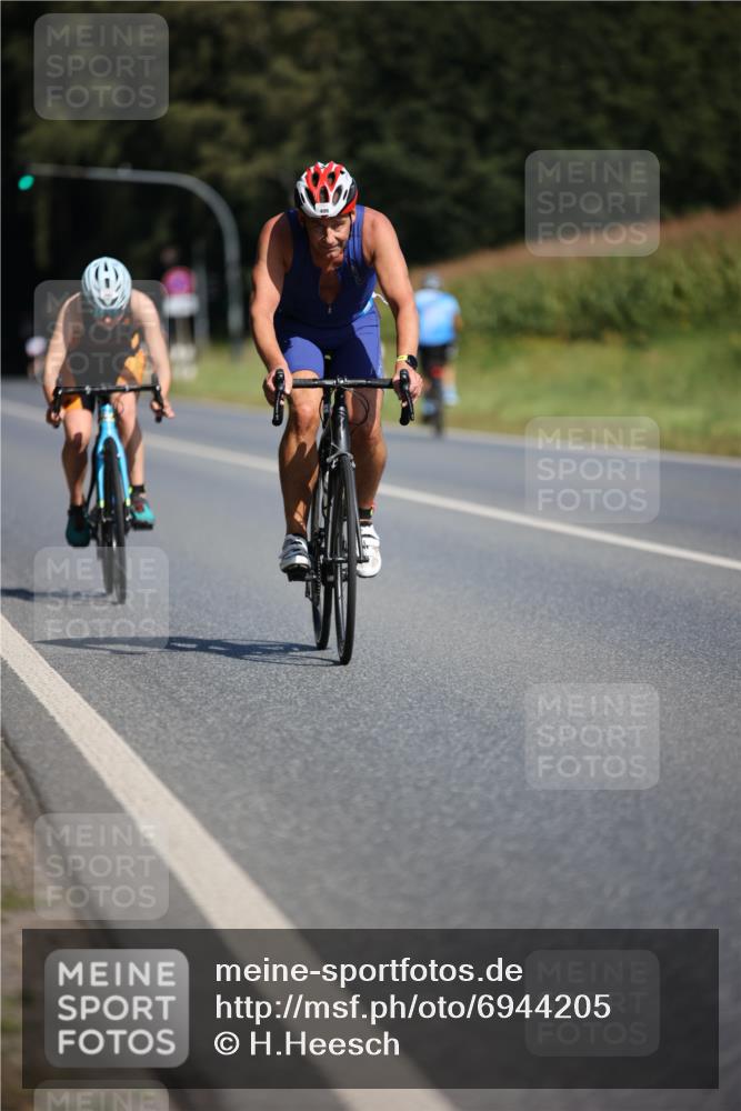 01.09.2024 - 17. Tribühne Triathlon H.Heesch http://msf.ph/oto/6944205 01.09.2024 11:36:39 Radfahren 309, 341, 395, 398, 409, 475 meine-sportfotos.de