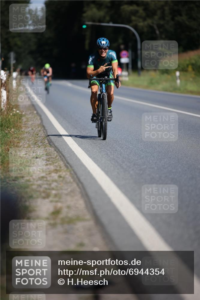 01.09.2024 - 17. Tribühne Triathlon H.Heesch http://msf.ph/oto/6944354 01.09.2024 11:37:04 Radfahren 372, 423, 459, 536 meine-sportfotos.de