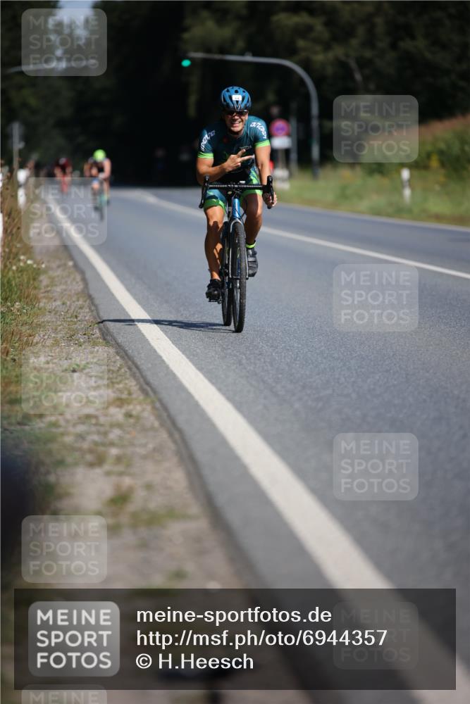 01.09.2024 - 17. Tribühne Triathlon H.Heesch http://msf.ph/oto/6944357 01.09.2024 11:37:04 Radfahren 372, 423, 459, 536 meine-sportfotos.de