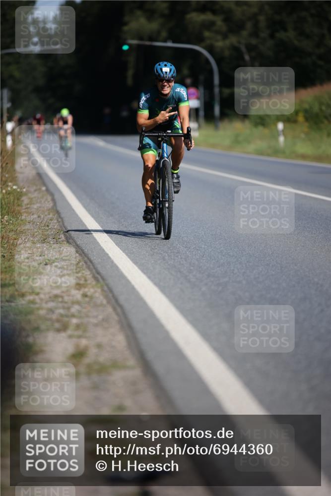 01.09.2024 - 17. Tribühne Triathlon H.Heesch http://msf.ph/oto/6944360 01.09.2024 11:37:04 Radfahren 372, 423, 459, 536 meine-sportfotos.de