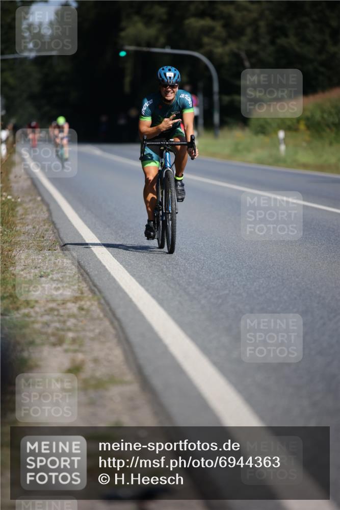 01.09.2024 - 17. Tribühne Triathlon H.Heesch http://msf.ph/oto/6944363 01.09.2024 11:37:04 Radfahren 372, 423, 459, 536 meine-sportfotos.de