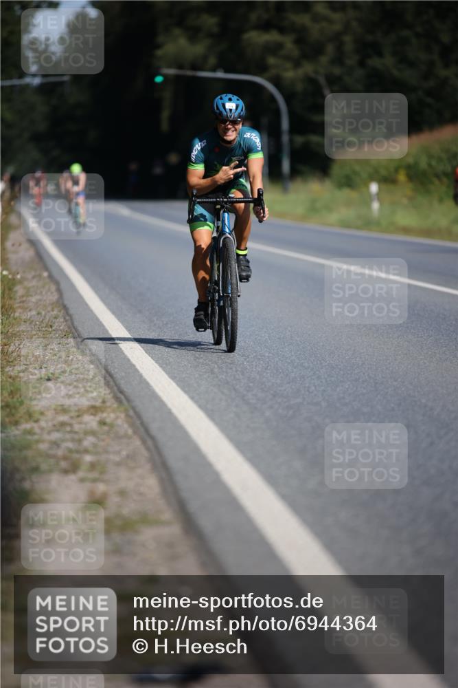 01.09.2024 - 17. Tribühne Triathlon H.Heesch http://msf.ph/oto/6944364 01.09.2024 11:37:04 Radfahren 372, 423, 459, 536 meine-sportfotos.de