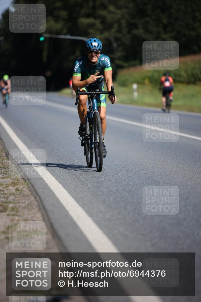 01.09.2024 - 17. Tribühne Triathlon H.Heesch http://msf.ph/oto/6944376 01.09.2024 11:37:04 Radfahren 372, 423, 459, 536 meine-sportfotos.de