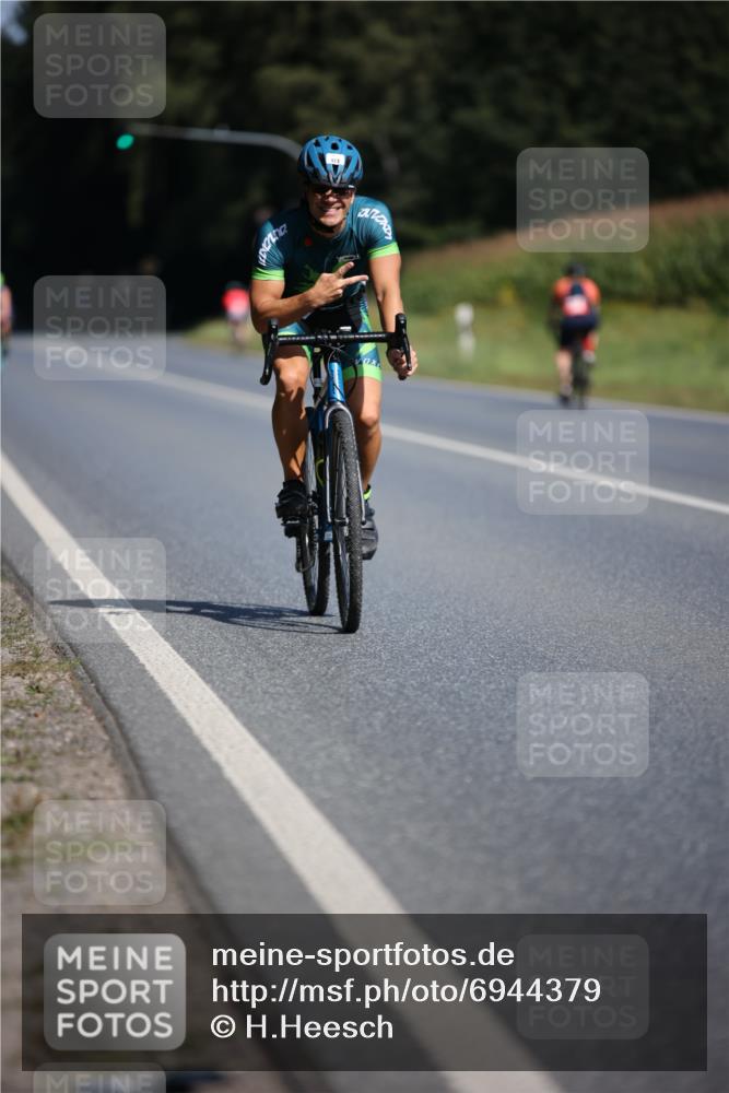 01.09.2024 - 17. Tribühne Triathlon H.Heesch http://msf.ph/oto/6944379 01.09.2024 11:37:04 Radfahren 372, 423, 459, 536 meine-sportfotos.de