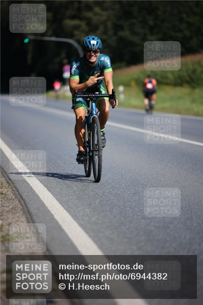 01.09.2024 - 17. Tribühne Triathlon H.Heesch http://msf.ph/oto/6944382 01.09.2024 11:37:05 Radfahren 372, 423, 459, 536 meine-sportfotos.de