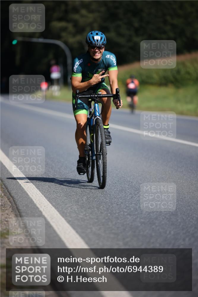 01.09.2024 - 17. Tribühne Triathlon H.Heesch http://msf.ph/oto/6944389 01.09.2024 11:37:05 Radfahren 372, 423, 459, 536 meine-sportfotos.de
