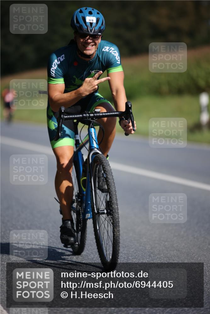 01.09.2024 - 17. Tribühne Triathlon H.Heesch http://msf.ph/oto/6944405 01.09.2024 11:37:05 Radfahren 372, 423, 459, 536 meine-sportfotos.de