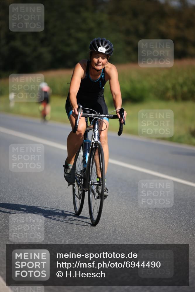 01.09.2024 - 17. Tribühne Triathlon H.Heesch http://msf.ph/oto/6944490 01.09.2024 11:37:19 Radfahren 412, 460, 474, 504, 508, 551 meine-sportfotos.de