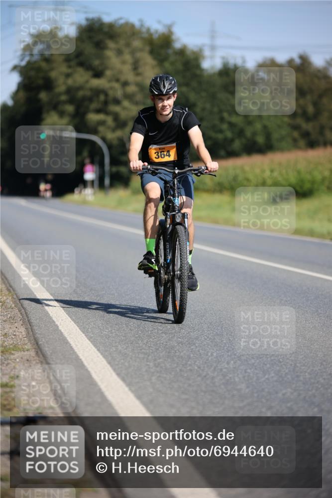 01.09.2024 - 17. Tribühne Triathlon H.Heesch http://msf.ph/oto/6944640 01.09.2024 11:37:49 Radfahren 364, 445, 478, 488, 520, 542 meine-sportfotos.de
