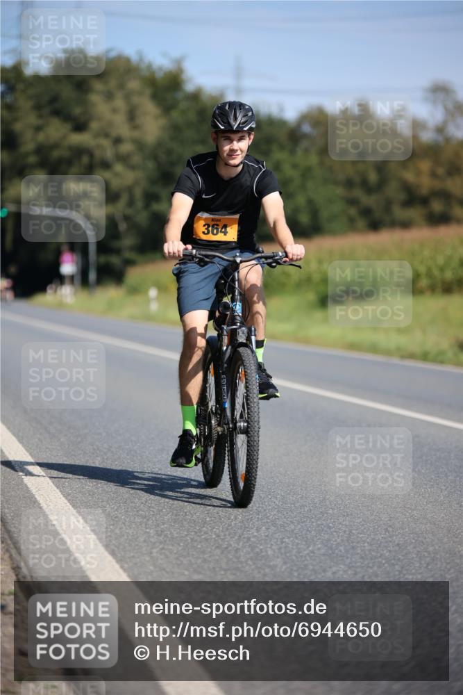 01.09.2024 - 17. Tribühne Triathlon H.Heesch http://msf.ph/oto/6944650 01.09.2024 11:37:49 Radfahren 364, 445, 478, 488, 520, 542 meine-sportfotos.de