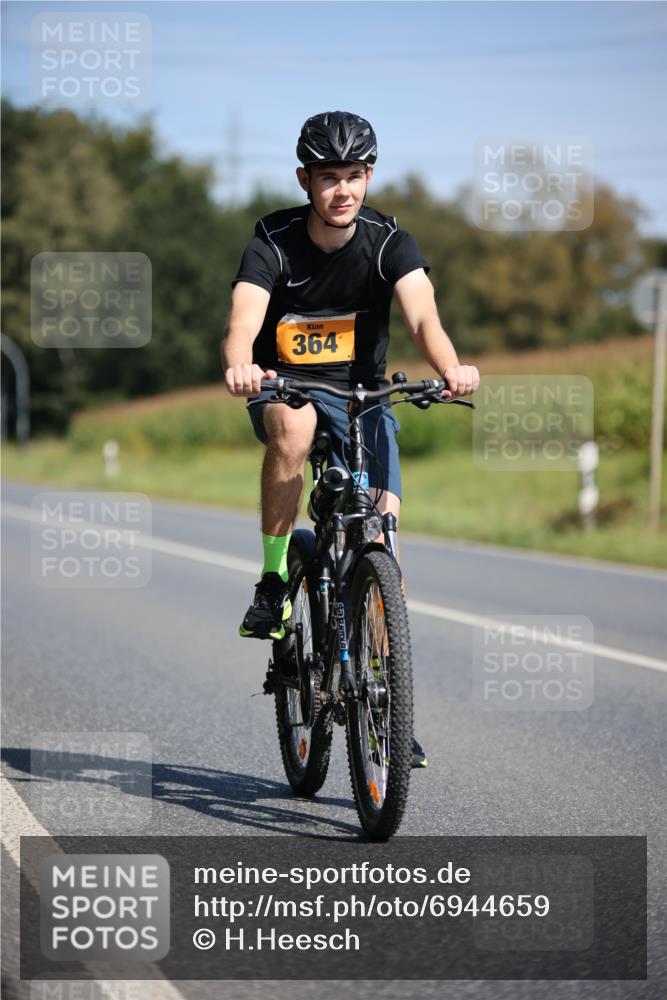 01.09.2024 - 17. Tribühne Triathlon H.Heesch http://msf.ph/oto/6944659 01.09.2024 11:37:50 Radfahren 364, 445, 478, 488, 520, 542 meine-sportfotos.de
