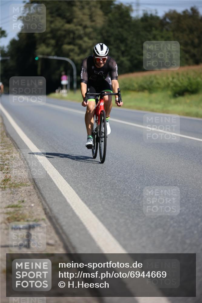 01.09.2024 - 17. Tribühne Triathlon H.Heesch http://msf.ph/oto/6944669 01.09.2024 11:37:58 Radfahren 445, 478, 520, 529 meine-sportfotos.de