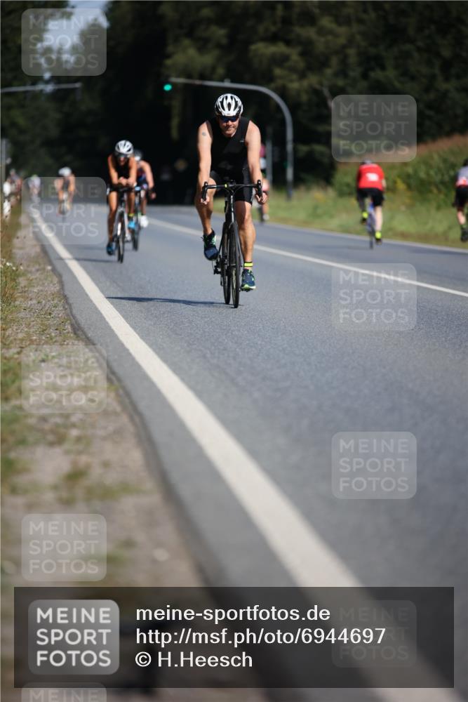 01.09.2024 - 17. Tribühne Triathlon H.Heesch http://msf.ph/oto/6944697 01.09.2024 11:38:08 Radfahren 360, 390, 431, 463, 489, 553 meine-sportfotos.de