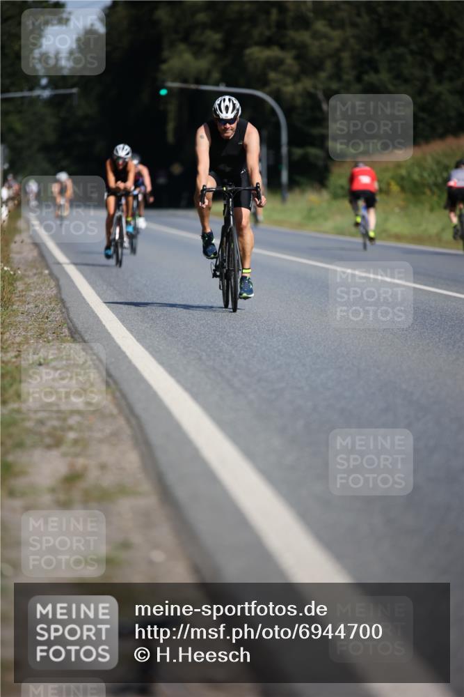 01.09.2024 - 17. Tribühne Triathlon H.Heesch http://msf.ph/oto/6944700 01.09.2024 11:38:08 Radfahren 360, 390, 431, 463, 489, 553 meine-sportfotos.de