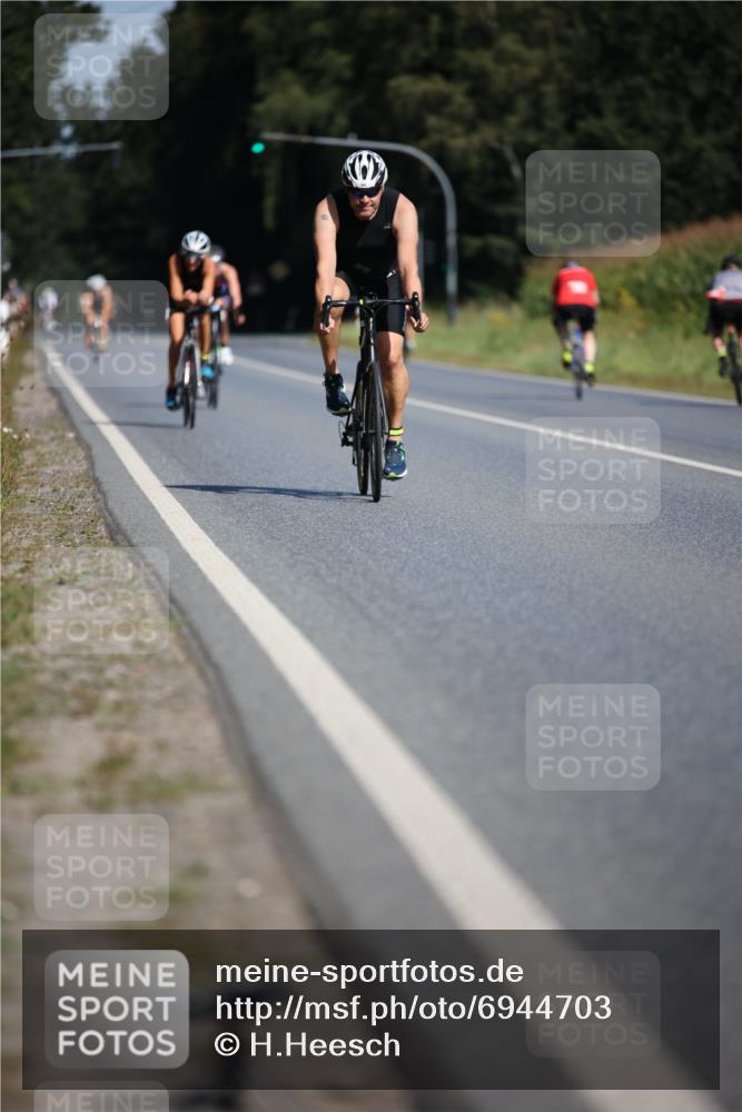 01.09.2024 - 17. Tribühne Triathlon H.Heesch http://msf.ph/oto/6944703 01.09.2024 11:38:08 Radfahren 360, 390, 431, 463, 489, 553 meine-sportfotos.de