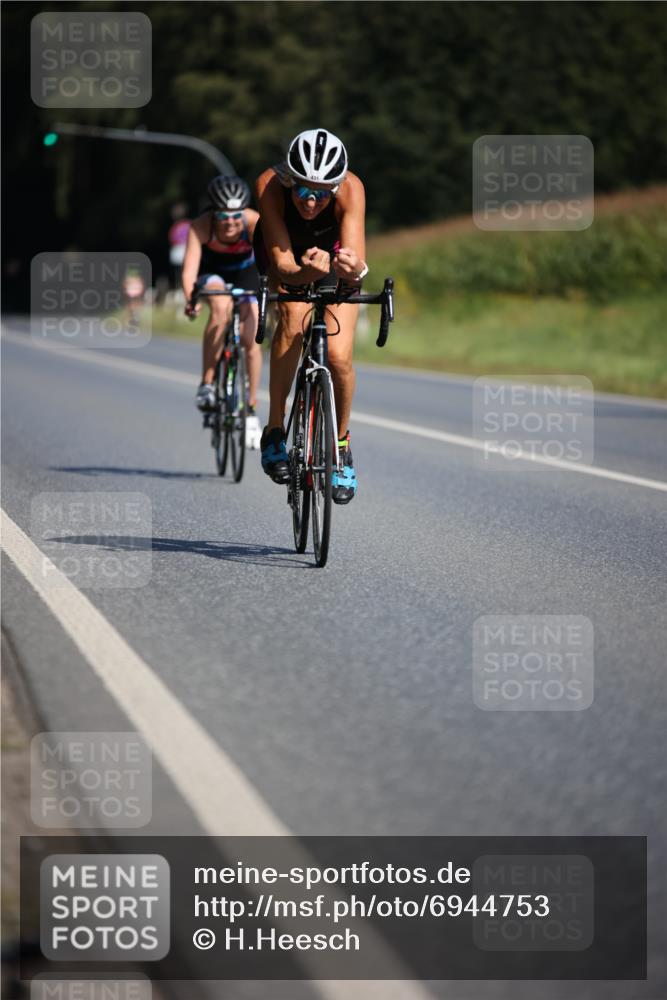 01.09.2024 - 17. Tribühne Triathlon H.Heesch http://msf.ph/oto/6944753 01.09.2024 11:38:11 Radfahren 360, 362, 390, 431, 463, 489, 498, 553 meine-sportfotos.de
