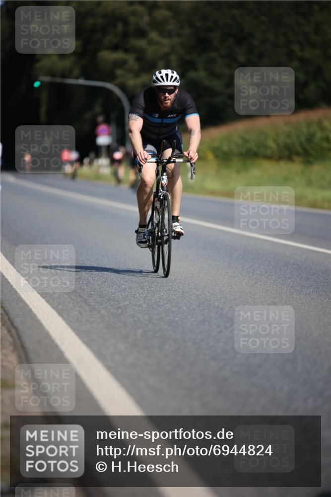 01.09.2024 - 17. Tribühne Triathlon H.Heesch http://msf.ph/oto/6944824 01.09.2024 11:38:20 Radfahren 362, 463, 498, 525 meine-sportfotos.de