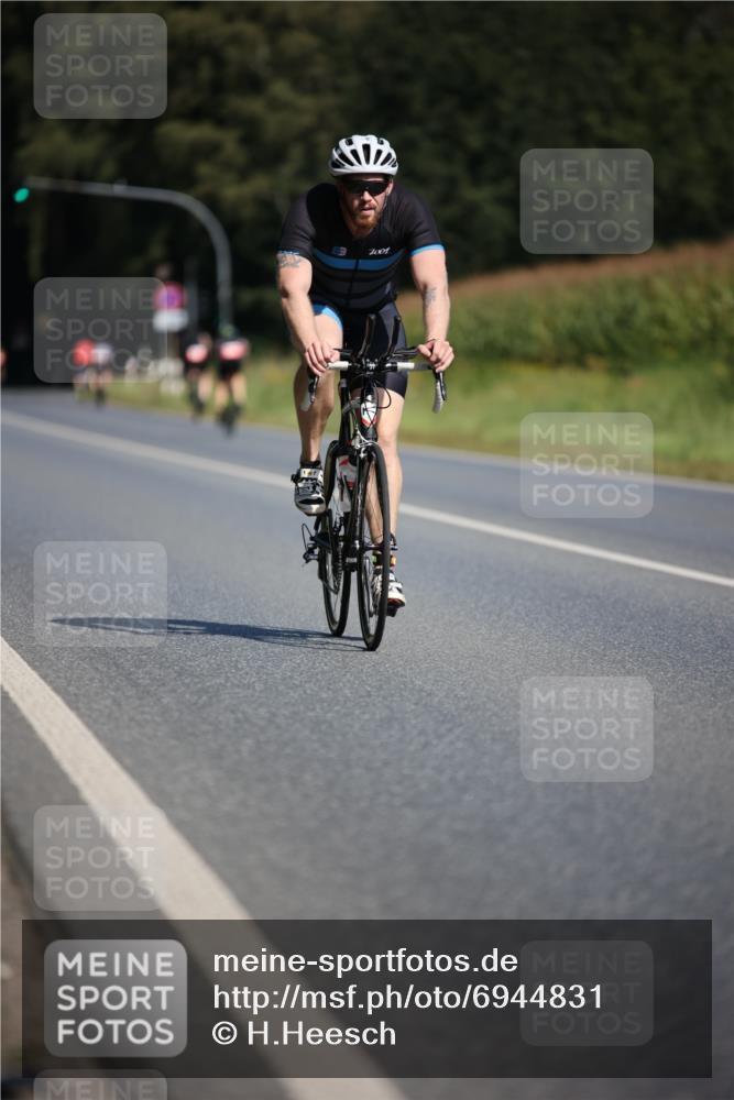 01.09.2024 - 17. Tribühne Triathlon H.Heesch http://msf.ph/oto/6944831 01.09.2024 11:38:20 Radfahren 362, 463, 498, 525 meine-sportfotos.de