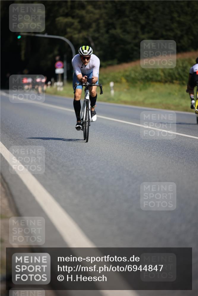 01.09.2024 - 17. Tribühne Triathlon H.Heesch http://msf.ph/oto/6944847 01.09.2024 11:38:24 Radfahren 369, 525 meine-sportfotos.de