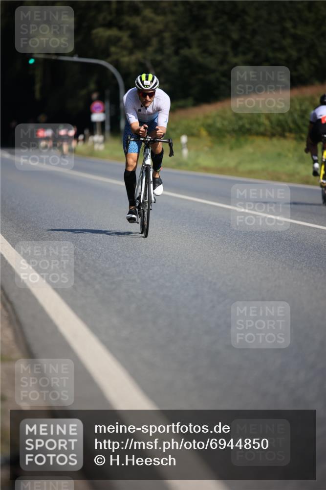 01.09.2024 - 17. Tribühne Triathlon H.Heesch http://msf.ph/oto/6944850 01.09.2024 11:38:24 Radfahren 369, 525 meine-sportfotos.de