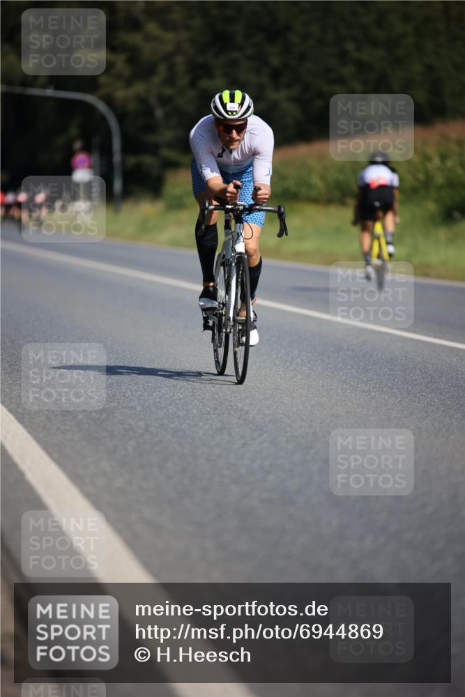 01.09.2024 - 17. Tribühne Triathlon H.Heesch http://msf.ph/oto/6944869 01.09.2024 11:38:24 Radfahren 369, 525 meine-sportfotos.de