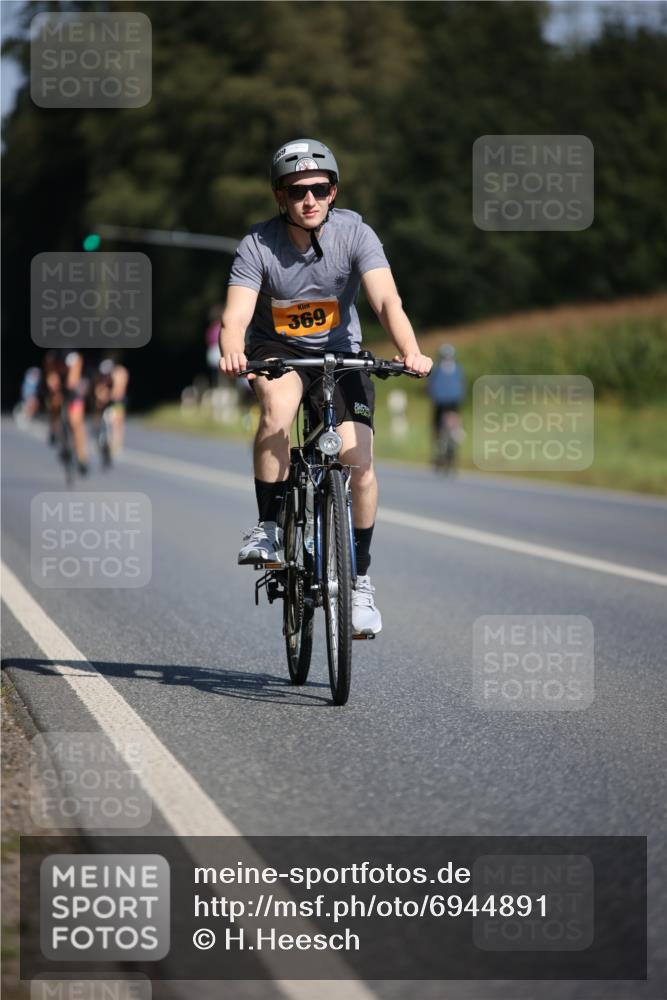01.09.2024 - 17. Tribühne Triathlon H.Heesch http://msf.ph/oto/6944891 01.09.2024 11:38:30 Radfahren 318, 369, 455, 511 meine-sportfotos.de
