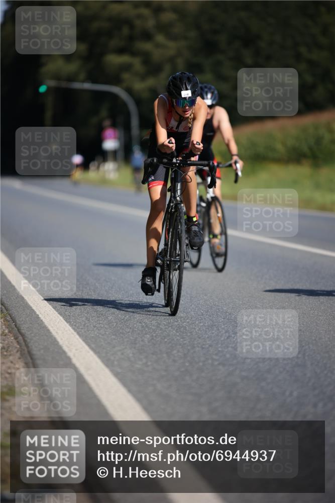 01.09.2024 - 17. Tribühne Triathlon H.Heesch http://msf.ph/oto/6944937 01.09.2024 11:38:35 Radfahren 318, 455, 511 meine-sportfotos.de