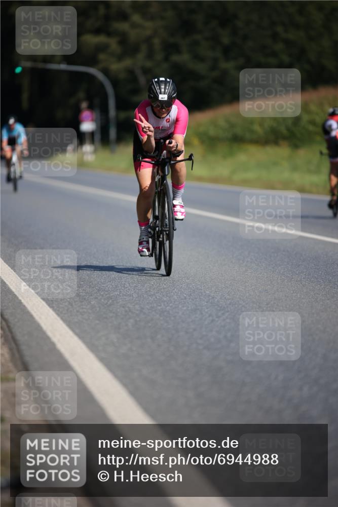 01.09.2024 - 17. Tribühne Triathlon H.Heesch http://msf.ph/oto/6944988 01.09.2024 11:42:22 Radfahren 421, 467, 477, 488, 509 meine-sportfotos.de