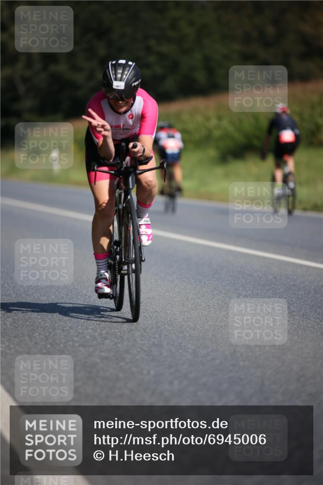 01.09.2024 - 17. Tribühne Triathlon H.Heesch http://msf.ph/oto/6945006 01.09.2024 11:42:23 Radfahren 60, 421, 467, 477, 488, 509, 512, 555 meine-sportfotos.de